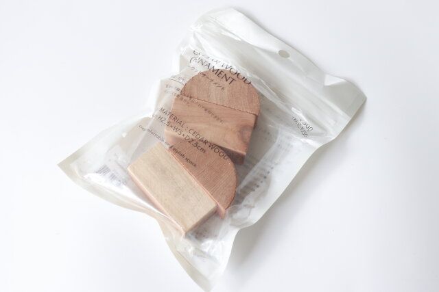 スリーコインズ シダーウッドオーナメント