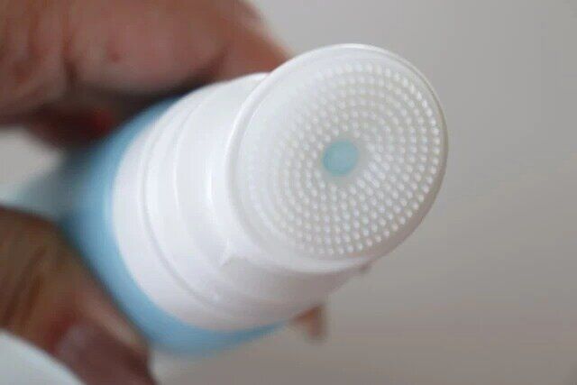 ダイソー シリコーンブラシ詰め替えチューブ（120mL） ブラシの中心から中身が出る