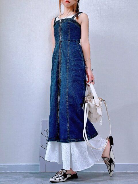 GUデニムフロントジップワンピースとロングスカートレイヤードコーデ