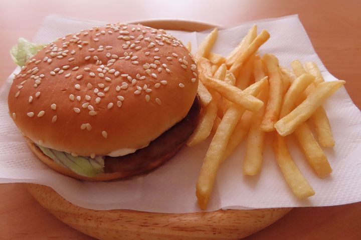 50代女性もジャンクフード食べるの…？