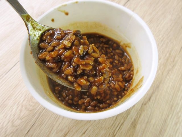 スプーンで持ち上げたカレーメシ