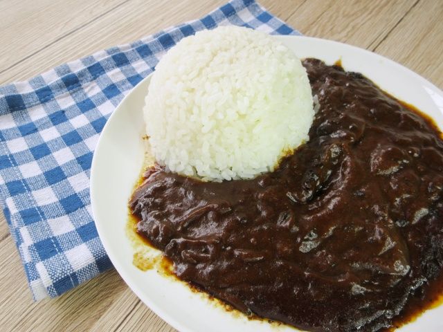 皿に盛り付けたカレー