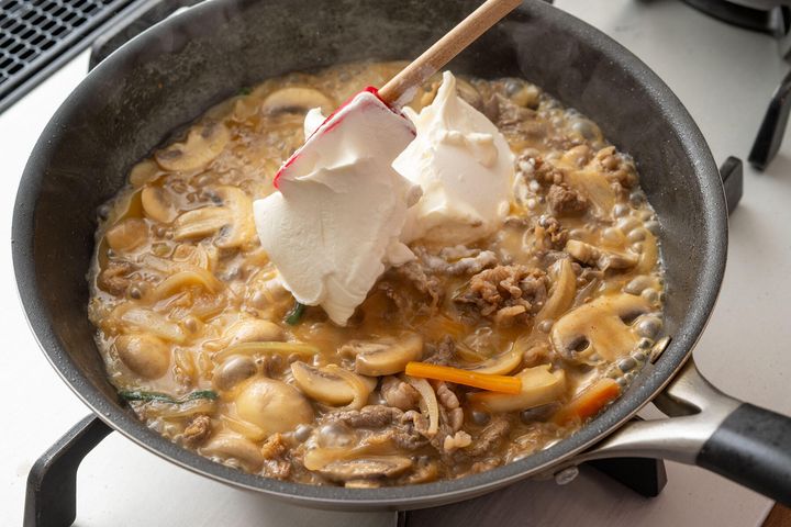 サワークリームを加えて煮る