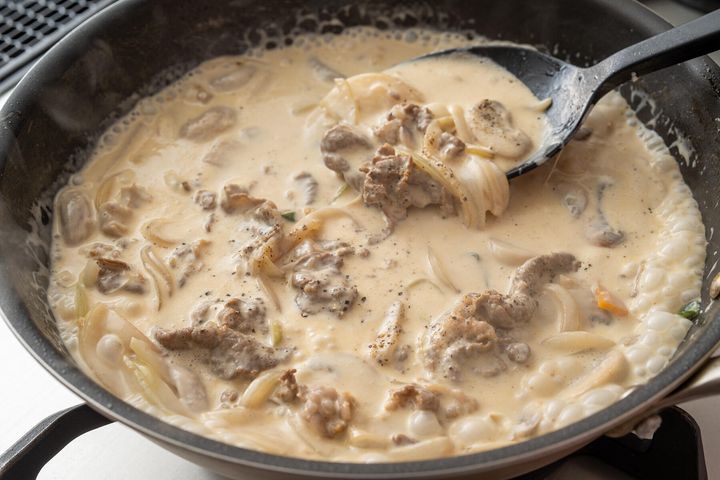 サワークリームを加えて煮る