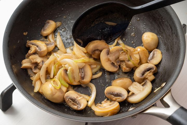 マッシュルームと玉ねぎを炒める