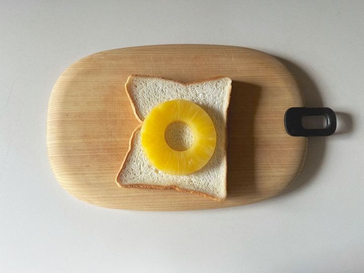 あまじょっぱさがクセになる、じゅわっと焼きパインチーズのトースト【渡辺友美子のコーヒーに合うお菓子のレシピ vol.57 〜レシピで旅するヨーロッパ〜】