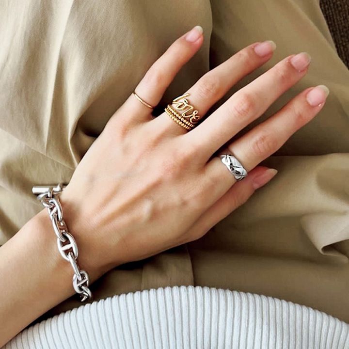ブレスレットと人差し指はシルバージュエリーで薬指と小指にゴールドリングを合わせた地金ミックスの手元コーデ