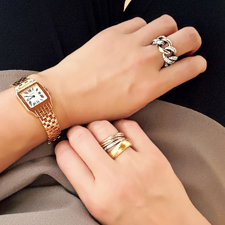 humのハムエタのチェーンリングに合わせて腕時計やその他の指輪はゴールドに統一した手元コーデ