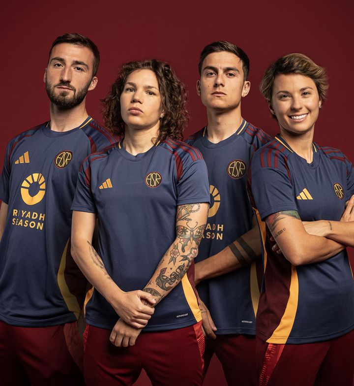 90年代のユニ色が復活！ローマが新サードユニフォームを発表 “原点の地”へ捧げるインディゴカラー