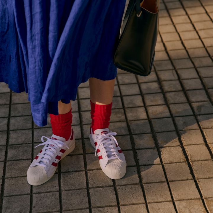 ブルーのワンピース×赤いラインスニーカーのコントラストはほのかに秋の雰囲気【マイスタンダードブック】