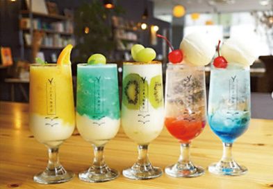 須磨パティオ内「うのまち珈琲店」ではクリームソーダやパフェが人気