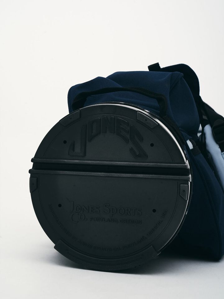 ミニマルなデザインで男女とも使える！ 数量限定のコラボキャディバッグが登場