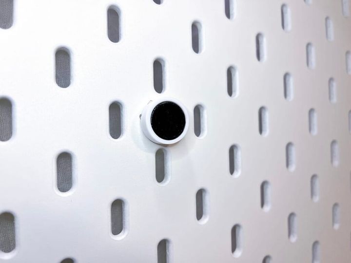 IKEAの有孔ボードに両面粘着ゲルテープ「KAERU GRIP（カエルグリップ）」を使いマグネットの裏に貼りつけた画像