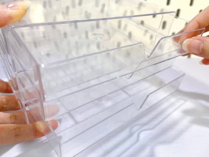 クリアケースを手に持ち引き出し部分を開けている画像