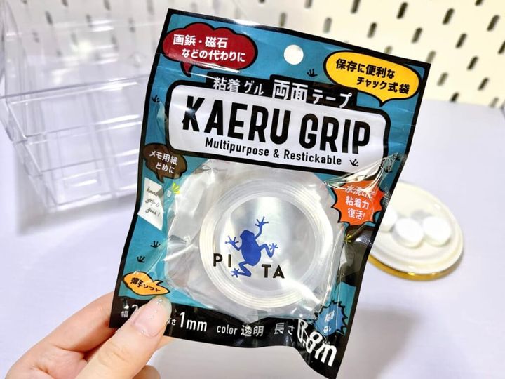 両面粘着ゲルテープ「KAERU GRIP（カエルグリップ）」を手に持って紹介する画像