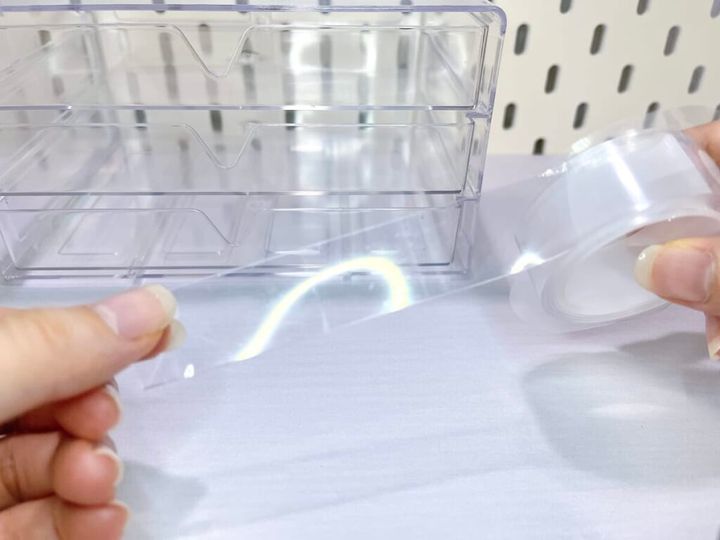 両面粘着ゲルテープ「KAERU GRIP（カエルグリップ）」のテープ部分を手に持って長さを紹介する画像