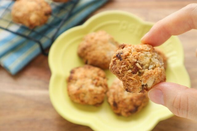 バナナとココナッツのドロップクッキー 指でつまんで持つ