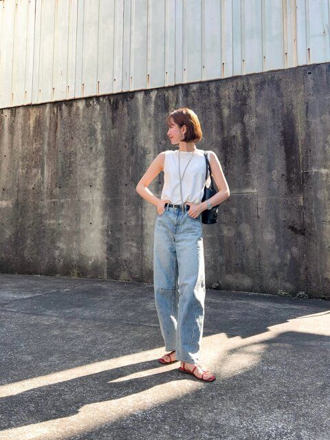 GUバレルレッグジーンズとノースリーブTコーデ