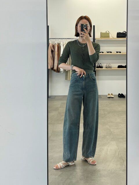 GUバレルレッグジーンズとカーキシアートップスコーデ