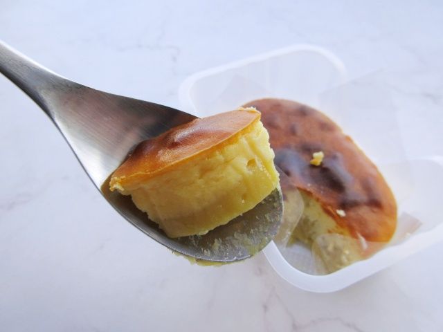 バスクケーキをすくう