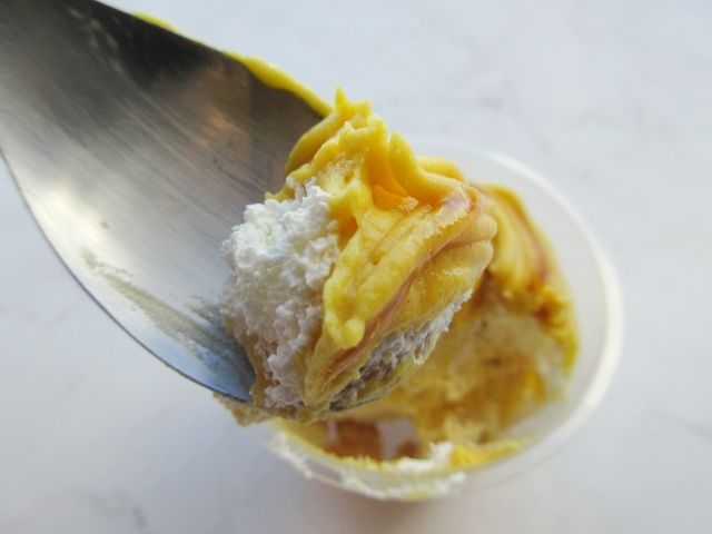 紅はるかのモンブランをスプーンですくう