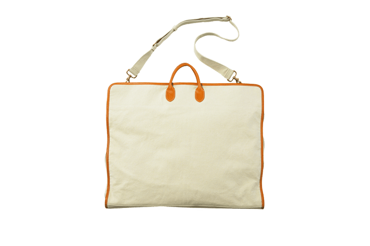 〈オーラリー メイドバイ アエタ〉のガーメントバッグ