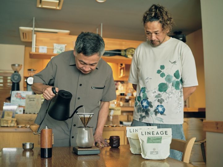 先生である〈カフェ・ヴィヴモン・ディモンシュ〉の堀内さんと飲み比べ