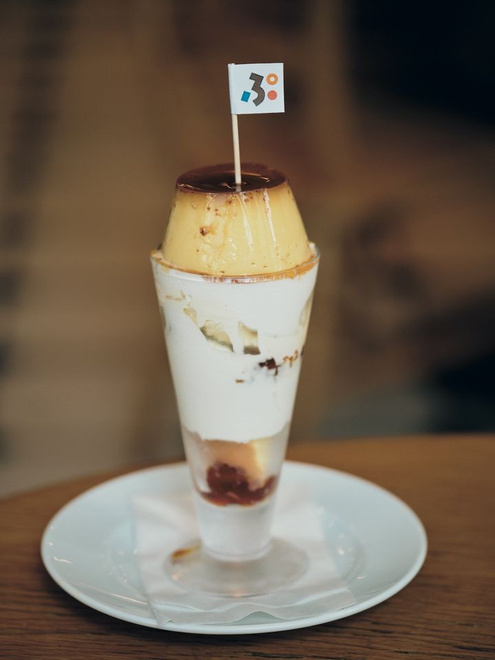 〈ディモンシュ〉名物のプリンパフェ