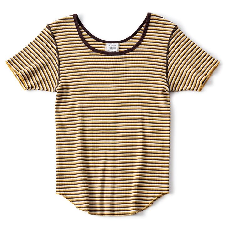 細めピッチ×ニュアンスカラーのレトロ調デザインは、首元の肌見せで野暮ったさを回避。