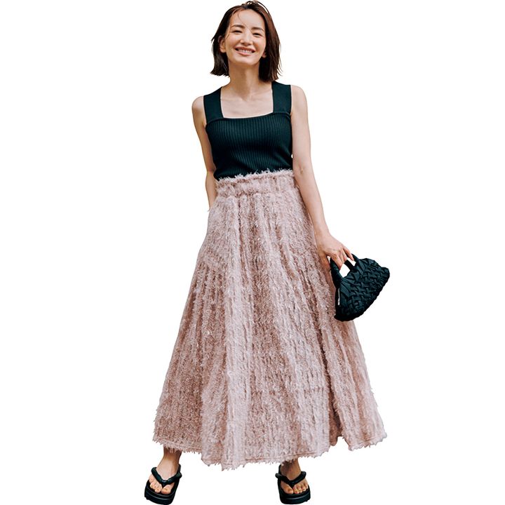 もけもけ素材のピンクのロングスカートに黒タンクコーデ