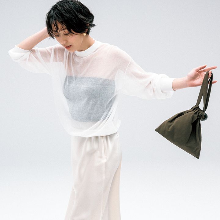 白シアートップスに白サテンスカートのオールホワイトコーデ