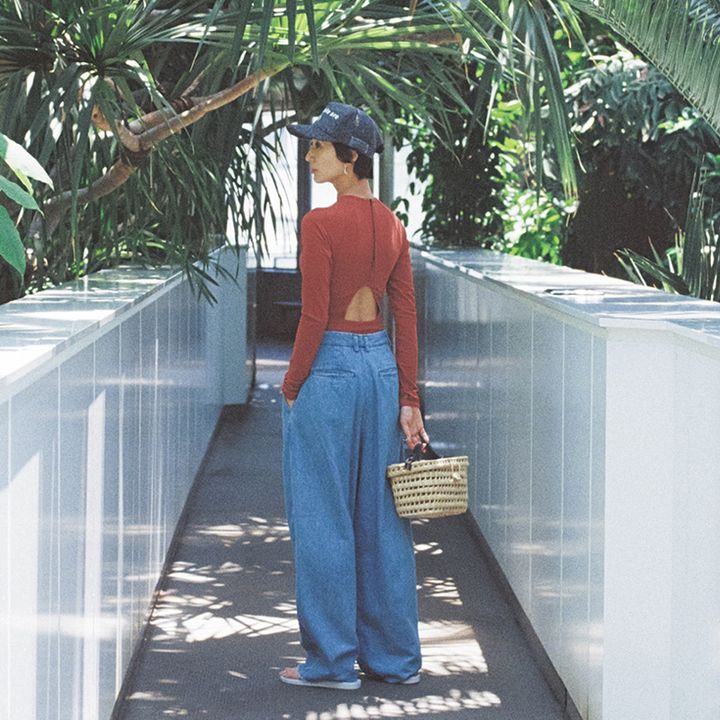 赤の撥水機能付き背面デザインカットソーとワイドデニムコーデ