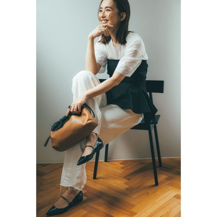 白Tに黒ニットビスチェ、白ワイドパンツコーデ