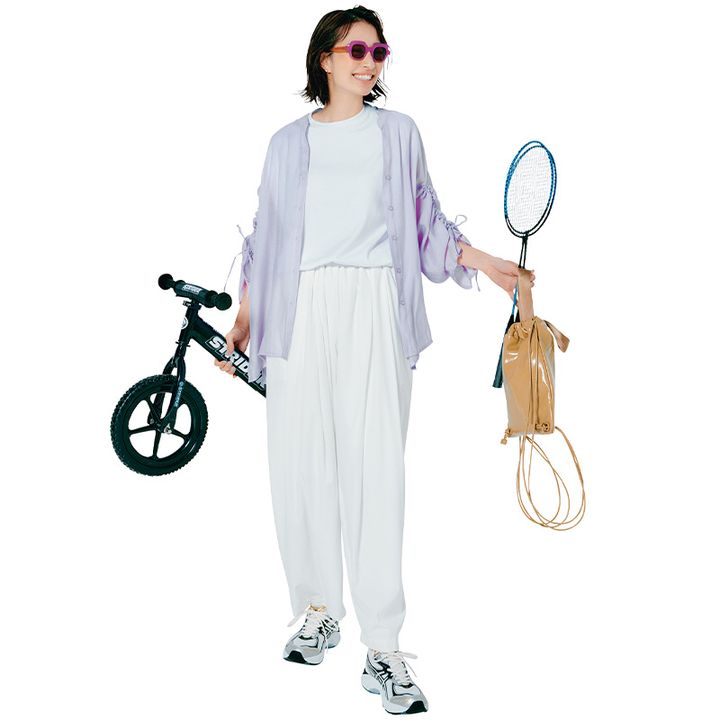 ニュアンスパープルの薄シャツに白インナー、白パンツ、テックスニーカーのカジュアルコーデ