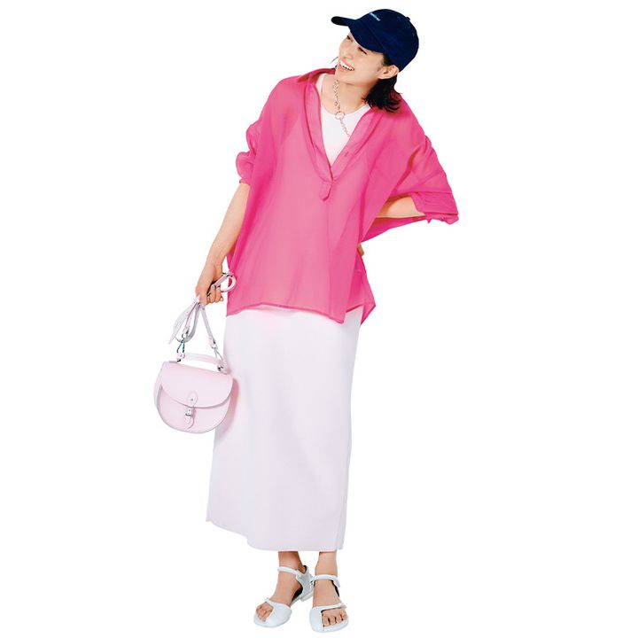 ピンクシースルーシャツに白タイトスカート、キャップのアクティブコーデ