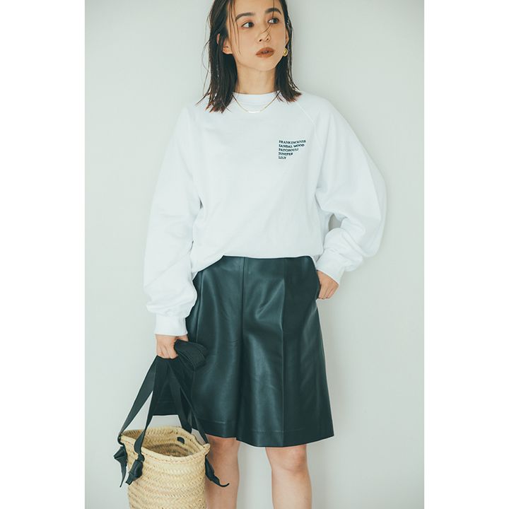 白ロンTにレザーハーフパンツ、黒メガネのリラックスコーデ