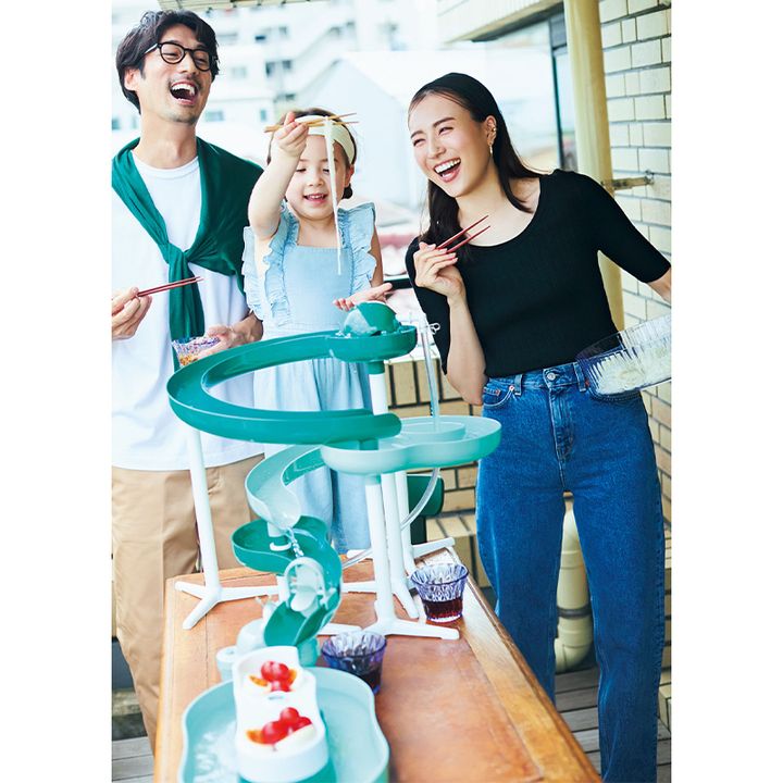 黒シンプルTシャツにブルーデニムのシンプルコーデ