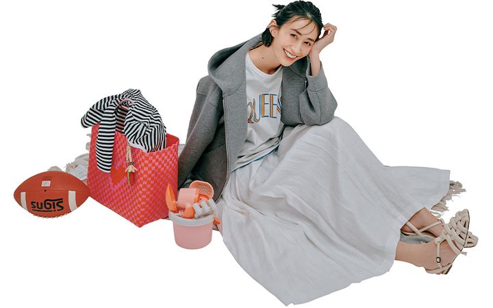 グレーフーディにロゴTシャツ、オフホワイトのプリーツスカートのコーデ