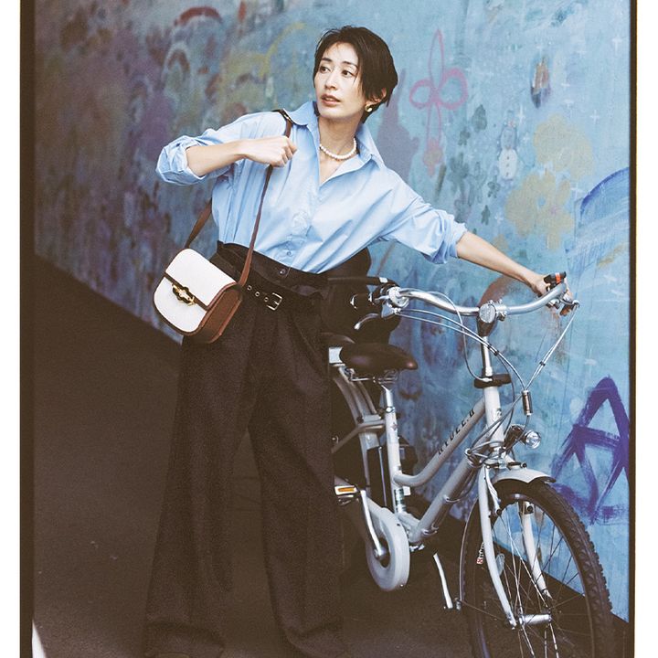 サックスブルーシャツに紺パンツのハンサムなコーデ