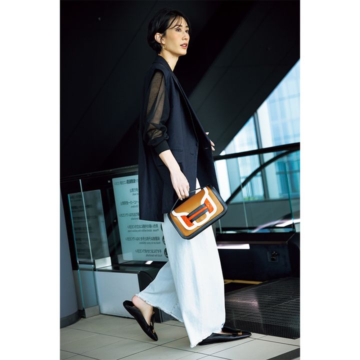 黒シースルーニットにジレ、ドロストのホワイトワイドパンツコーデ