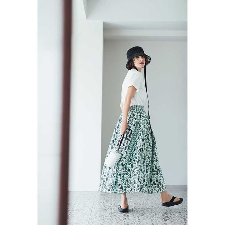 白Tシャツに総柄ロングフレアスカート、リカバリーサンダルとハットの夏コーデ