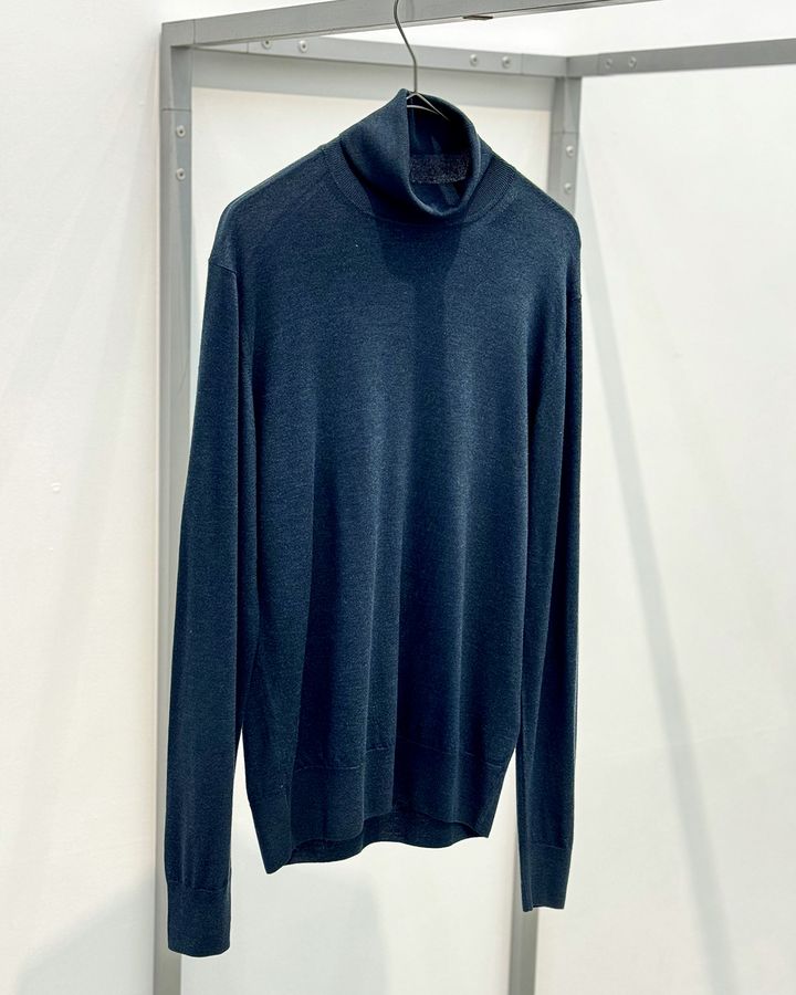 〈クルチアーニ〉のカシミヤシルクタートルニット