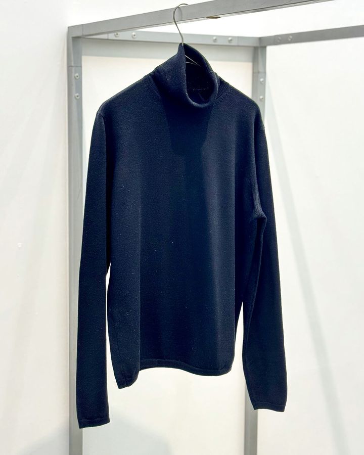 〈クルチアーニ〉の27Gウールタートルニット
