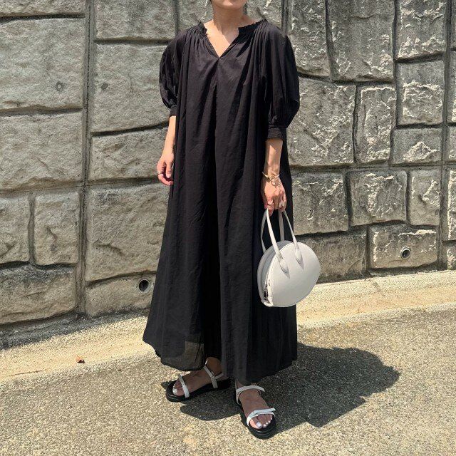 2024夏女性におすすめ黒ボリュームワンピースコーデ