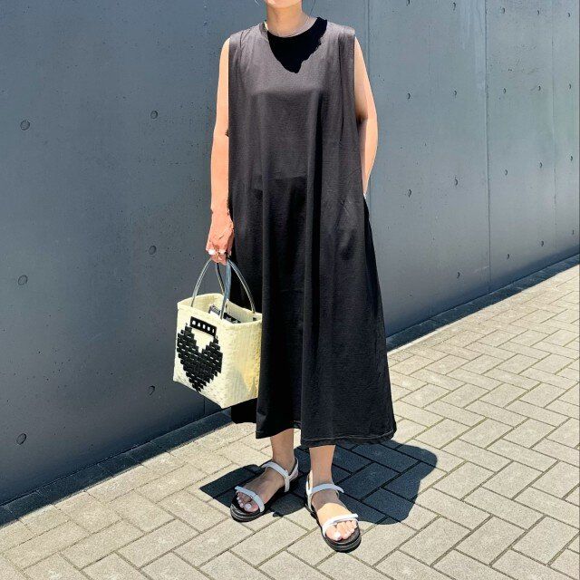 2024夏女性におすすめ黒Aラインワンピースコーデ