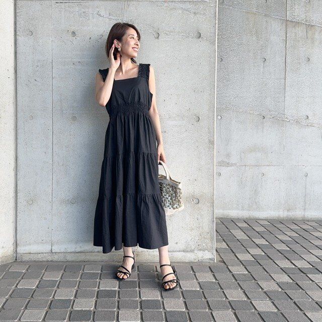2024夏女性におすすめ黒ティアードワンピースコーデ