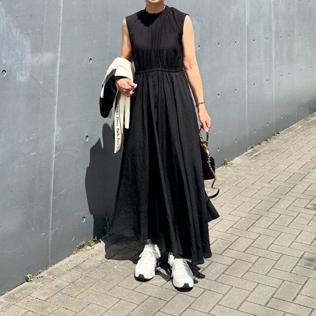 2024夏女性におすすめ黒ギャザーワンピースコーデ