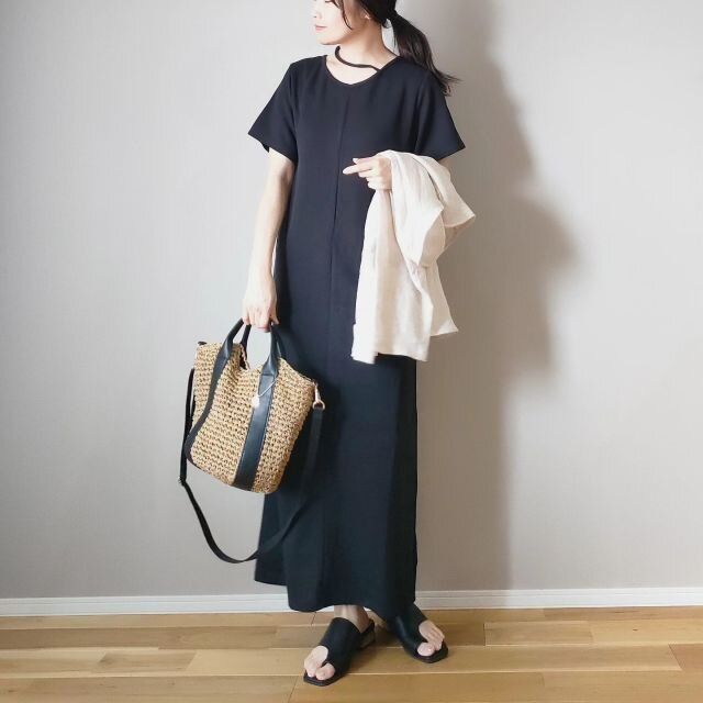2024夏女性におすすめ黒Iラインワンピースコーデ