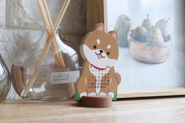ダイソーのアニマルダイカットカレンダー（いぬ）を卓上で使用