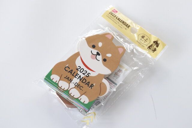 ダイソーのアニマルダイカットカレンダー（いぬ）のパッケージ2